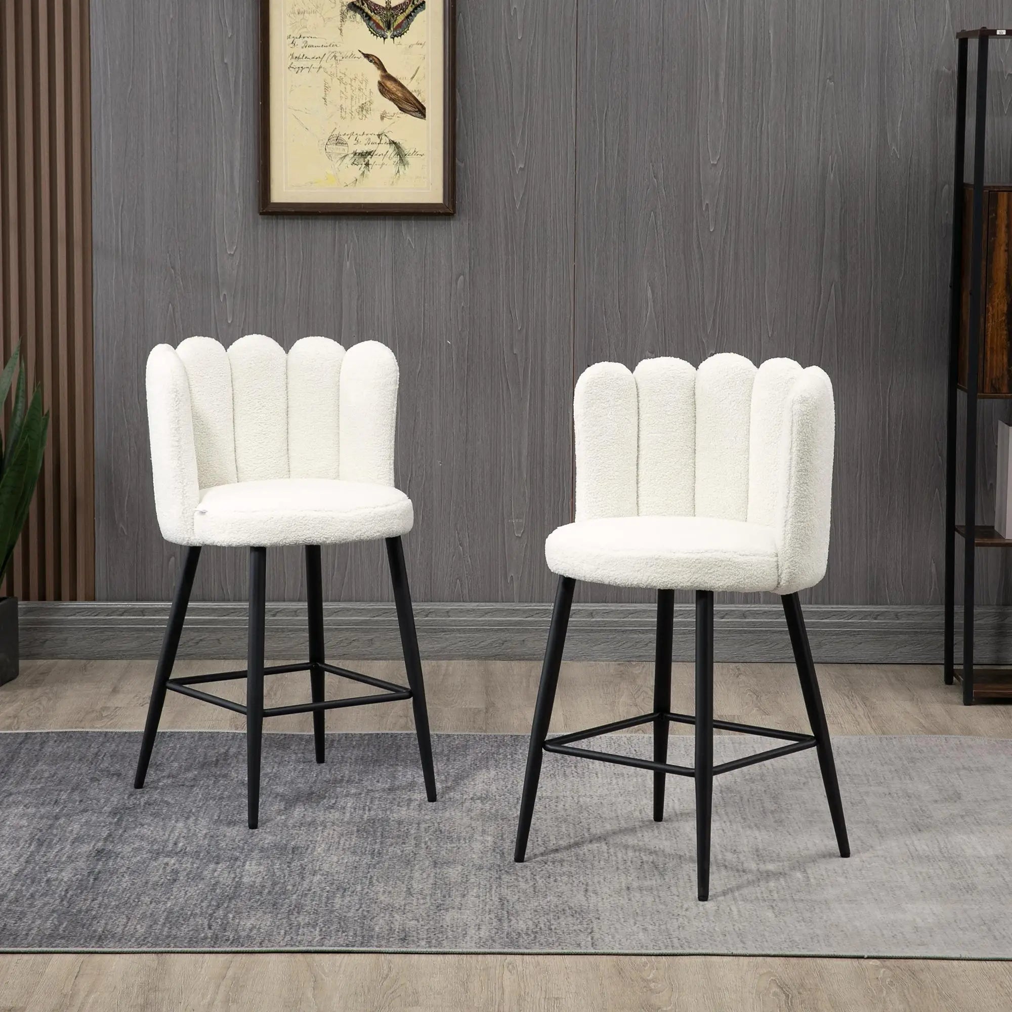 Bouclé barstole i creme stylet ved lys køkkenø — Bo Studio
