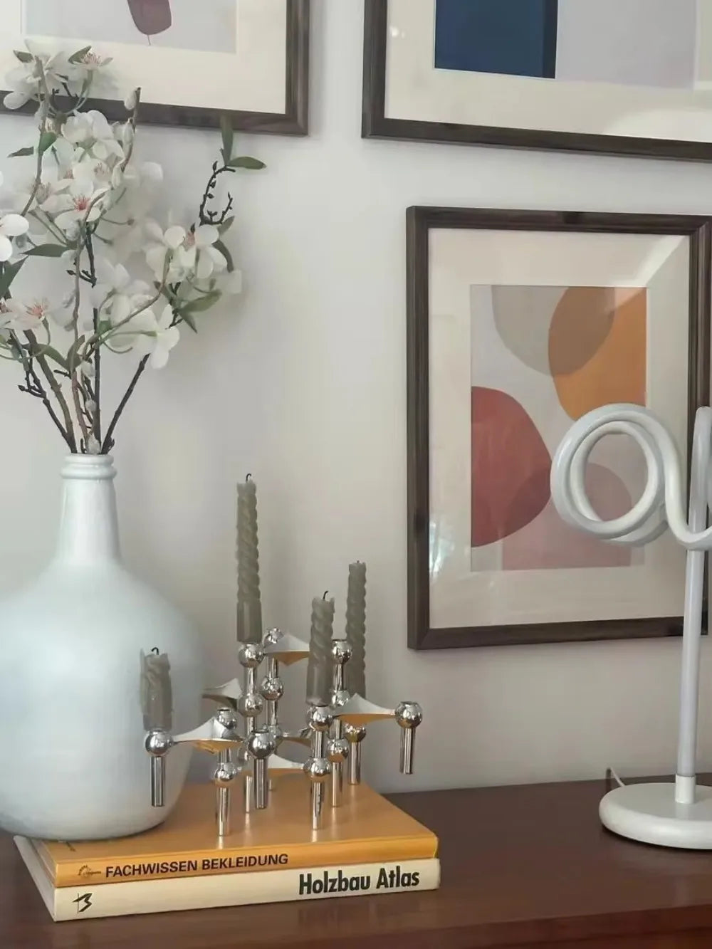 Molekyle modulær lysestage i blankt metal – stylet med vase og kunst på kommode – Bo Studio