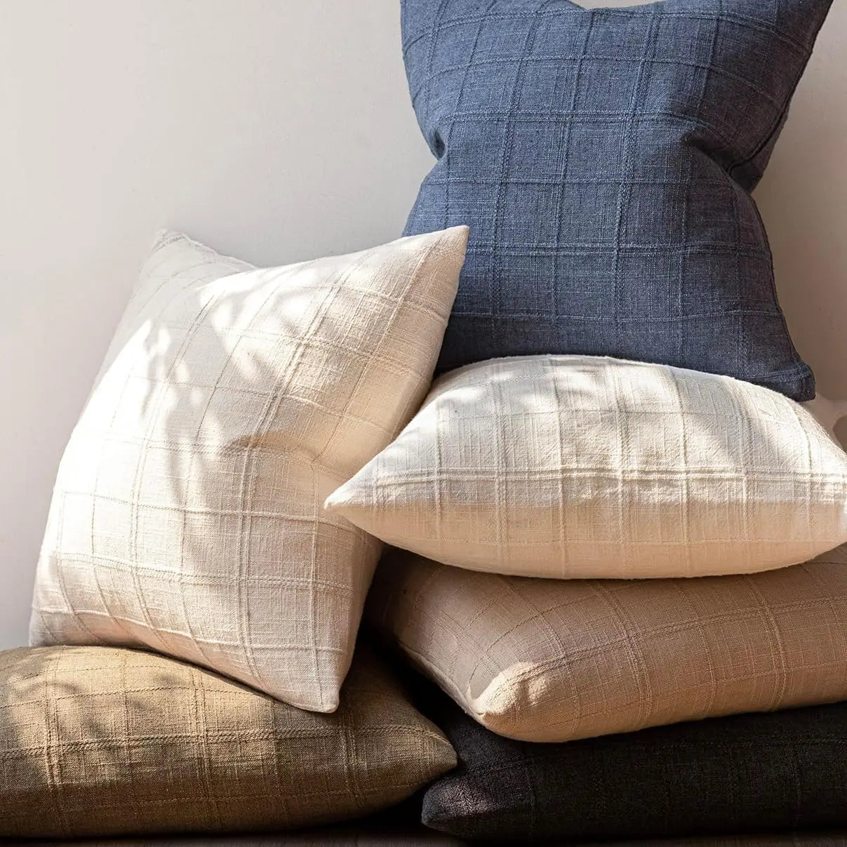 Hørpuder i naturbeige på sofa — Bo Studio