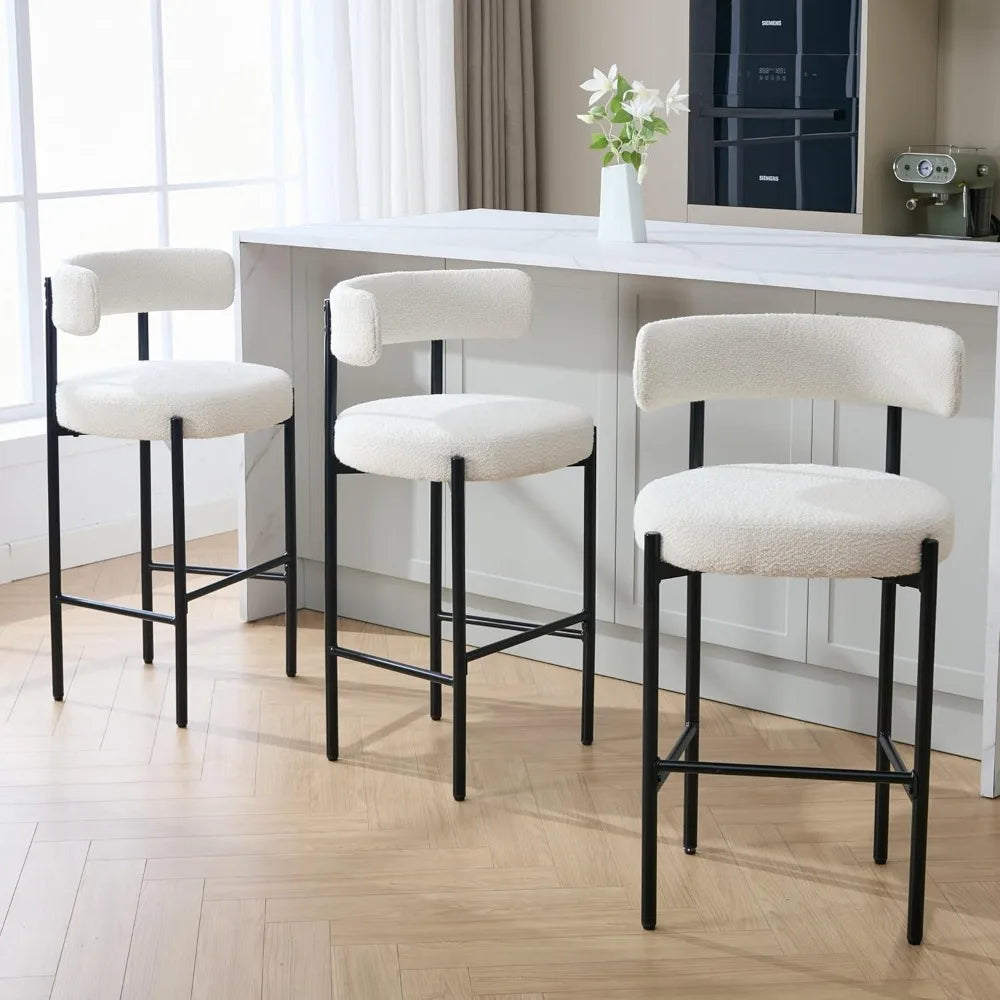 Cremefarvede bouclé-barstole stylet i køkken — Bo Studio