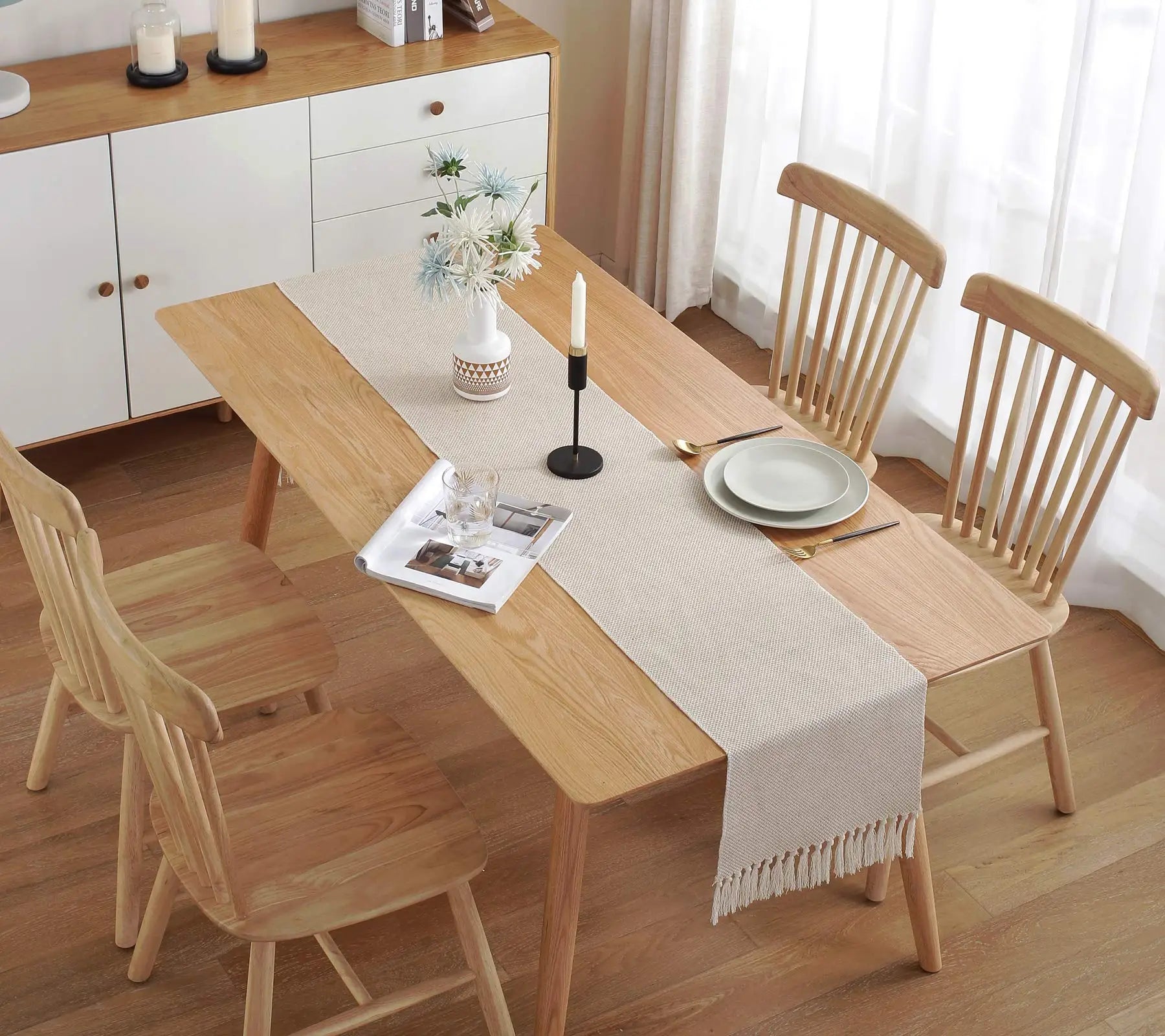 Bordløber i natur med kvaster på bord — Bo Studio
