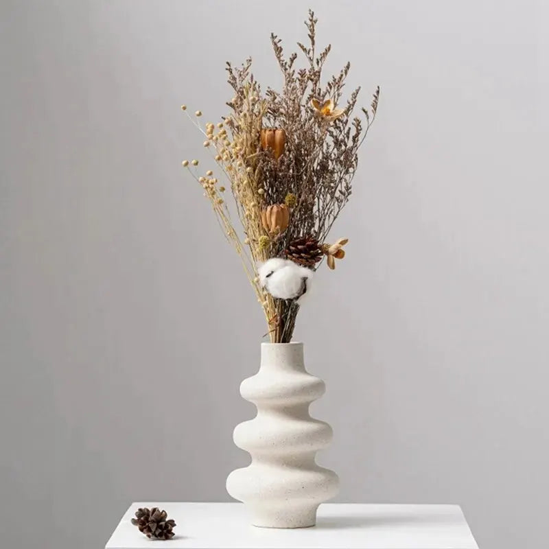 Skulpturel keramikkrukke stylet med grene — Bo Studio