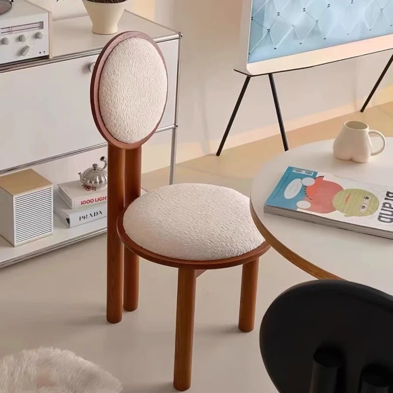 Bouclé-spisestol med slanke ben stylet ved bord — Bo Studio