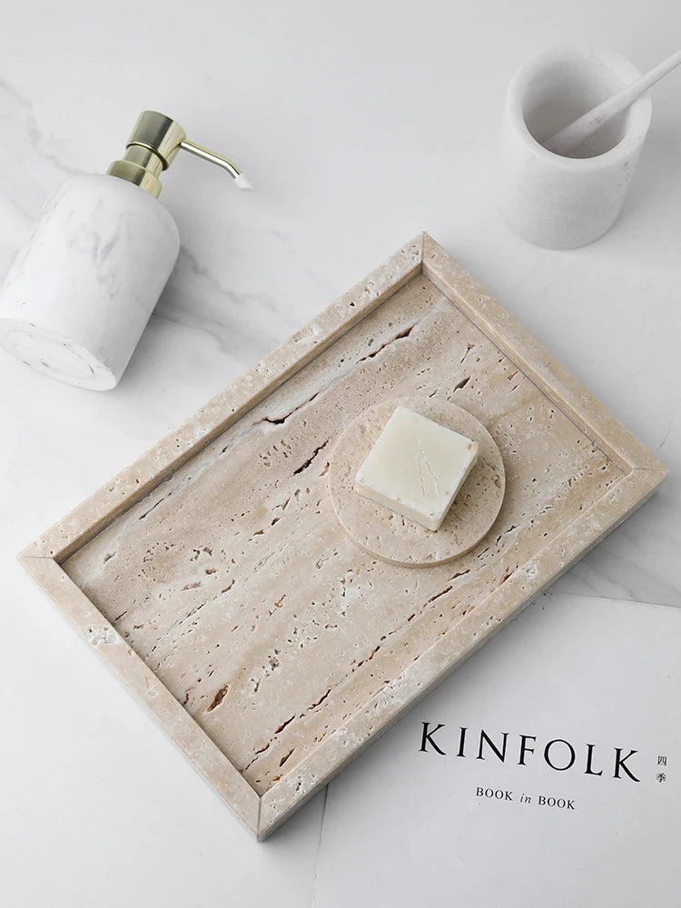 Travertin-bakke med natursten-årer — Bo Studio