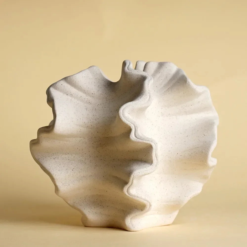 Skulpturel koral-vase i mat sandfarvet keramik — Bo Studio