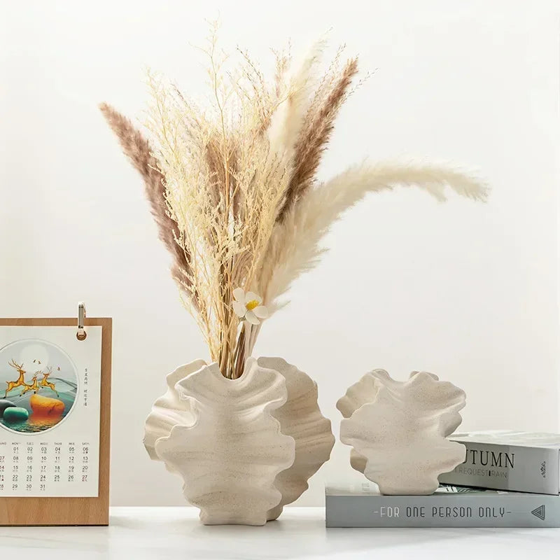 Mat keramikvase med pampas i stuemiljø — Bo Studio