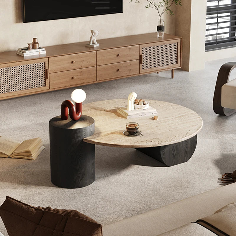 Travertinbord stylet i stue med sofa — Bo Studio