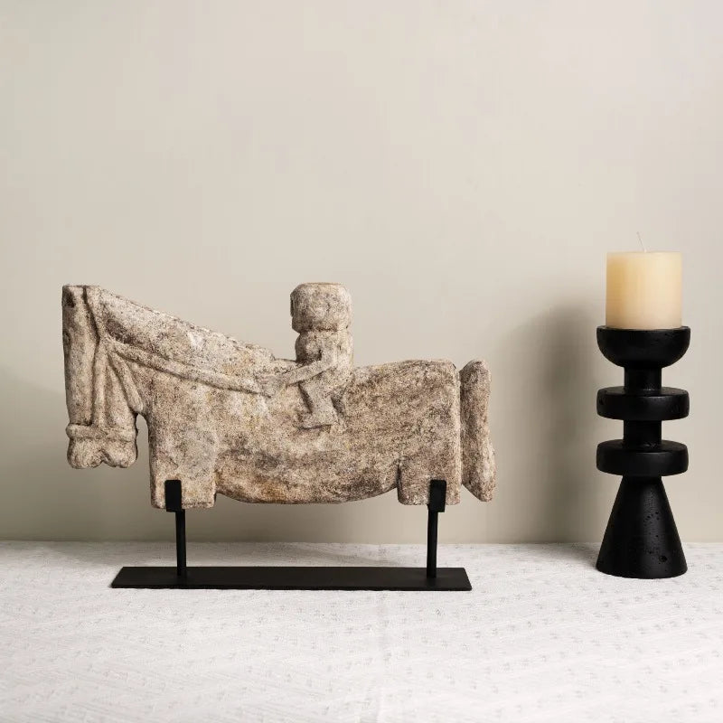 Skulptur i sandsten-look med gren — Bo Studio