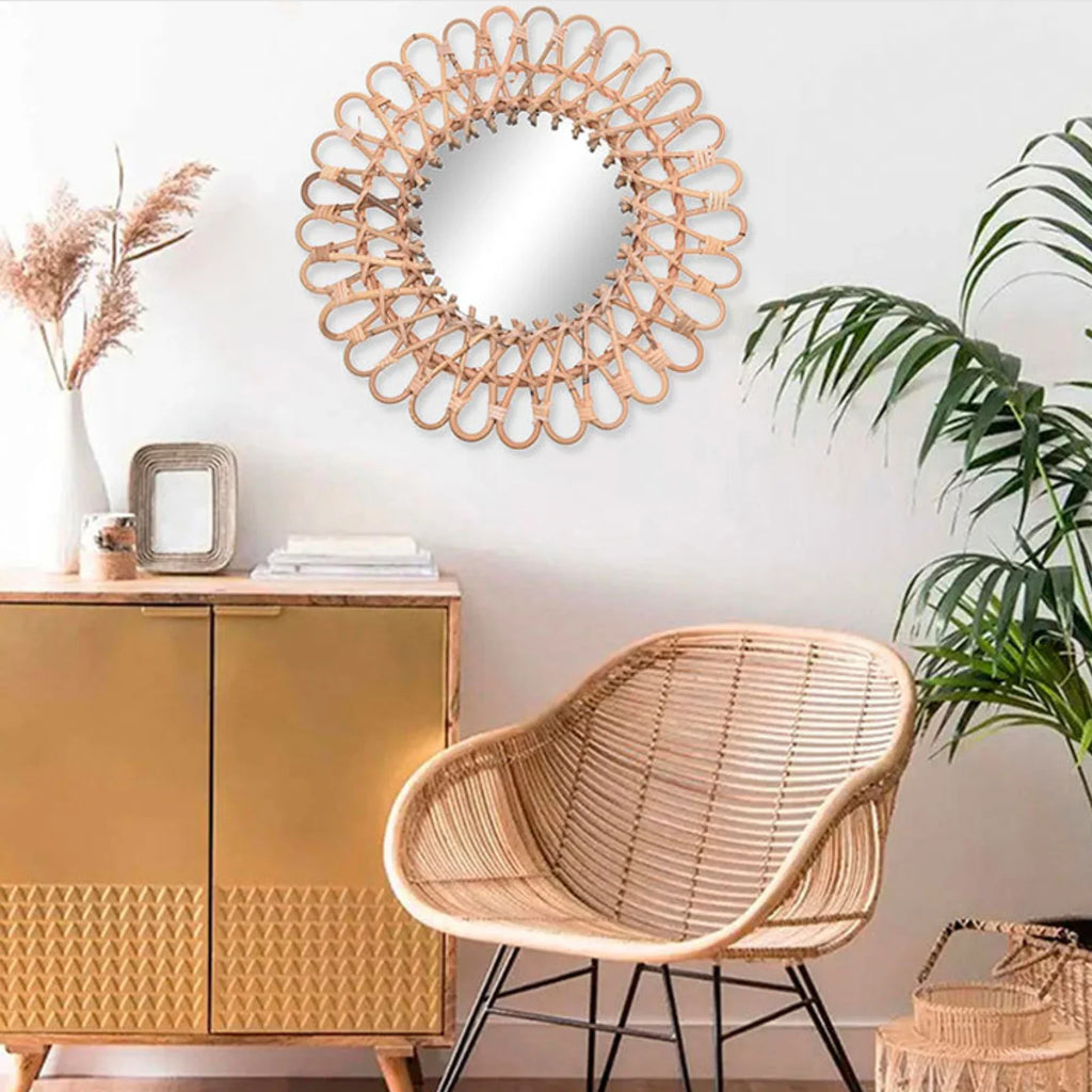 Rundt solspejl i håndflettet rattan på væg — Bo Studio