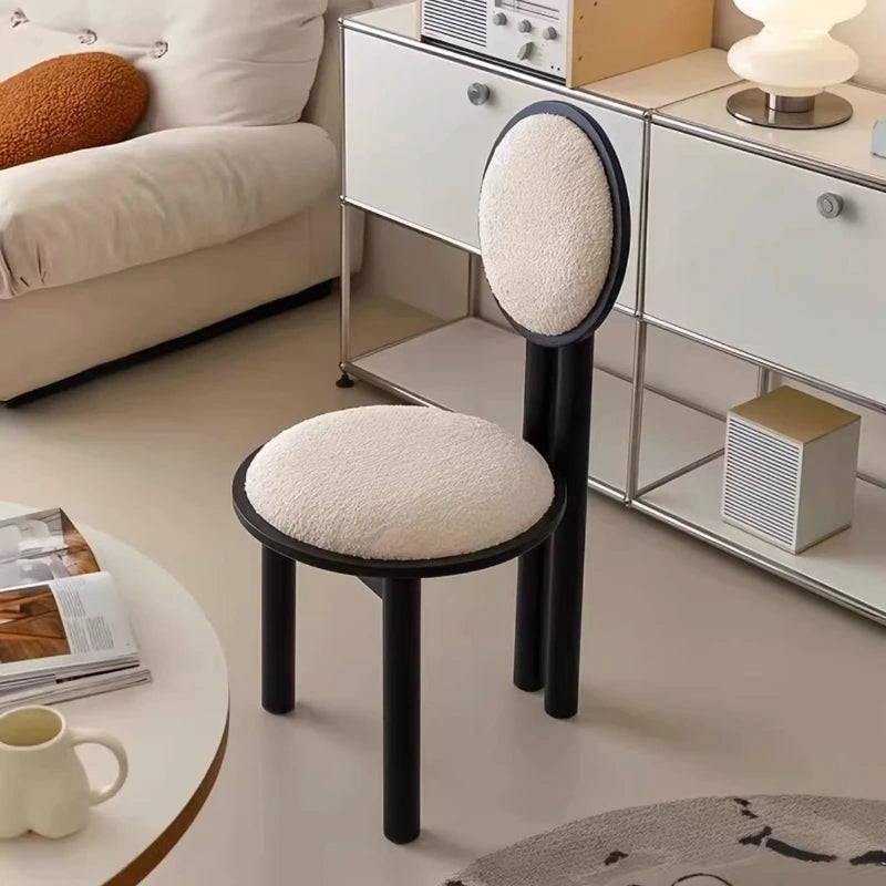 Spisestol Bue i cremefarvet bouclé med rund ryg — Bo Studio