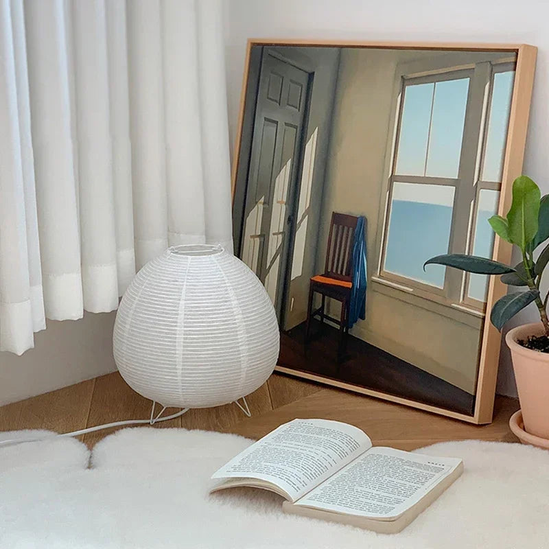 Lampe Lanterne i håndlavet rispapir stylet i lyst hjørne med kunst og bog — Bo Studio