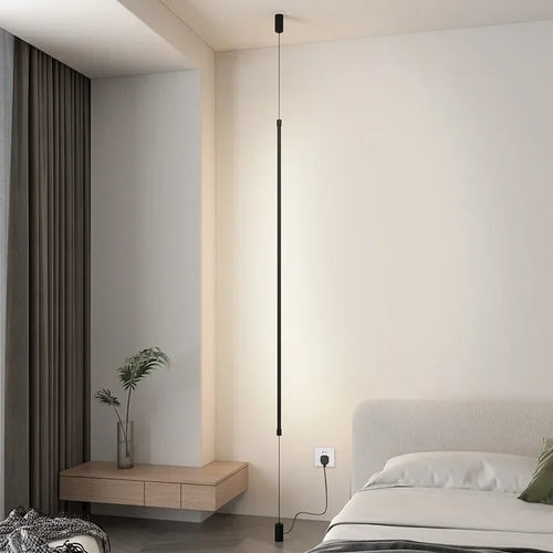 Slank minimalistisk gulvlampe i mat metal — Bo Studio