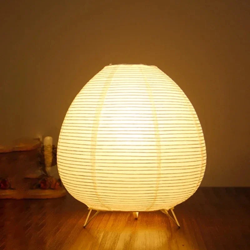 Rispapir-lampe Lanterne tændt med varmt, diffust lys på træbord — Bo Studio