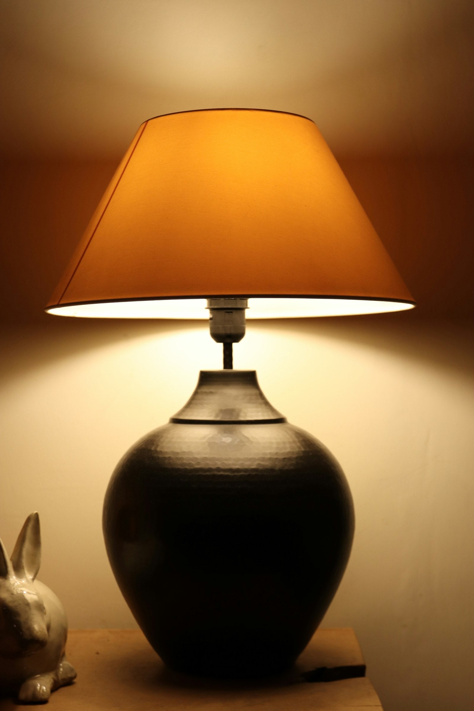 Keramik bordlampe i antracit med linnedskærm — Bo Studio