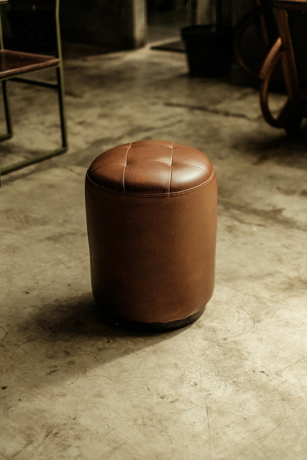 Brun læderpuf — Bo Studio