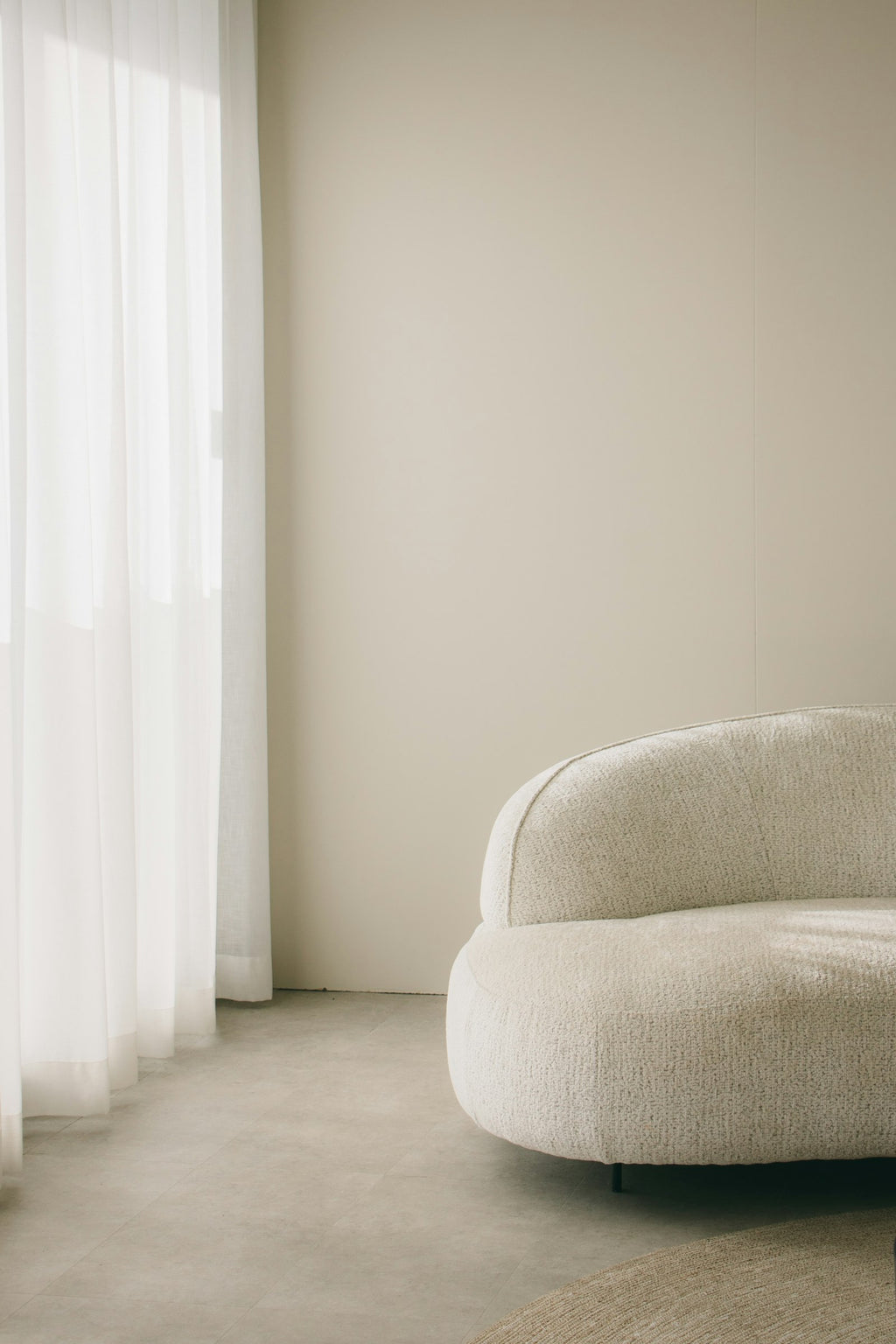 Creme bouclé 3-personers sofa Sky med metalben