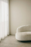 Creme bouclé 3-personers sofa Sky med metalben